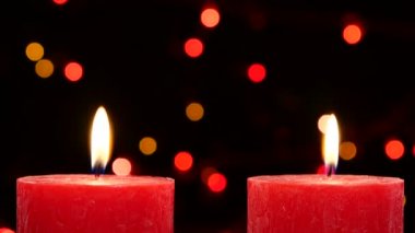 Noel süslemeleri siyah, bokeh, ışık, garland, odak dinamik değişim ile iki kırmızı mumlar