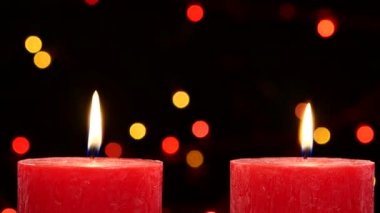 Noel süslemeleri siyah, bokeh, ışık, garland ile iki kırmızı mumlar, cam üst aşağı taşır