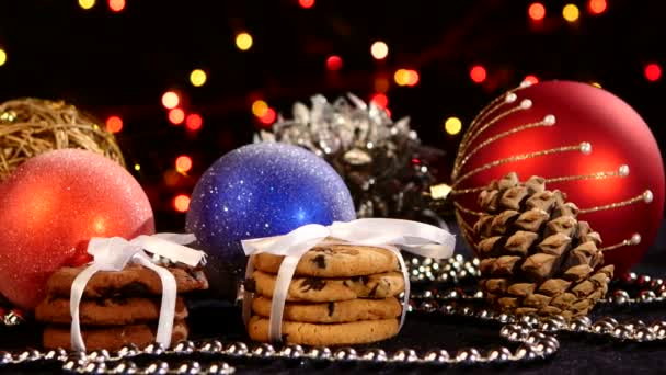 Christmas cookies met decoratie op zwart, bokeh, licht, garland, cam oves naar links — Stockvideo