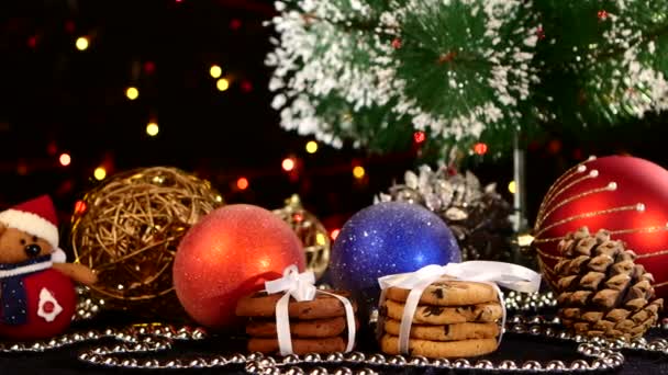 Árbol de Navidad, galletas con decoración, cono de pino en negro, bokeh, luz, guirnalda, levas a la derecha — Vídeos de Stock