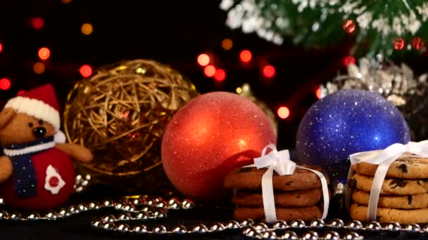 Árbol de Navidad, galletas con decoración, cono de pino sobre negro, bokeh, luz, guirnalda, levas a la derecha, primer plano — Vídeo de stock