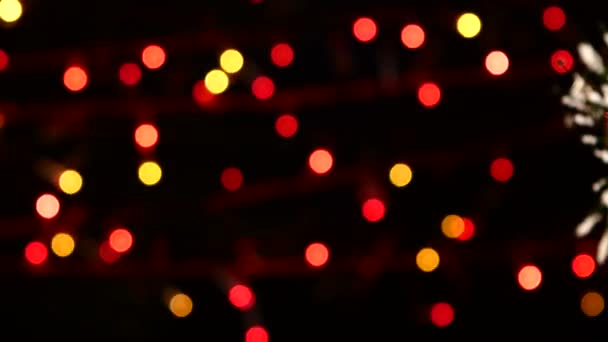 Dekoration - ein Spielzeug glänzende blaue Kugel auf Weihnachtsbaum, Bokeh, Licht, schwarz, Girlande, Nocke bewegt sich nach rechts
