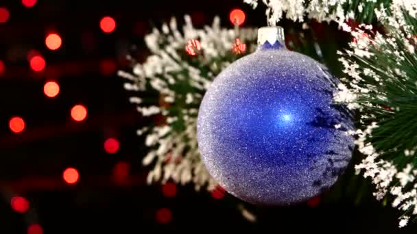 Dekorace hračky lesklé modré koule, zavěšení na vánoční stromeček, bokeh, světlo, černá, věnec