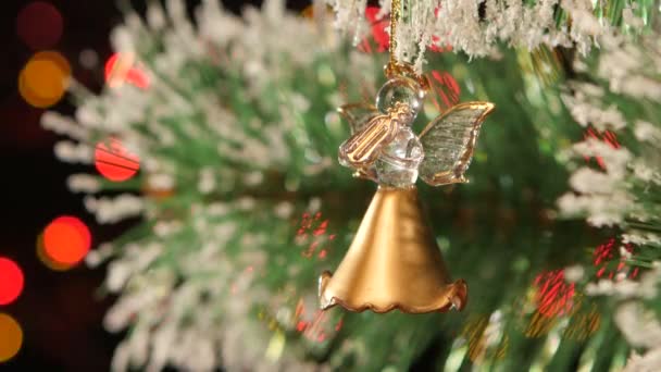 Decoración - un ángel de juguete en el árbol de Navidad, bokeh, luz, negro, guirnalda, leva se mueve a la izquierda — Vídeos de Stock