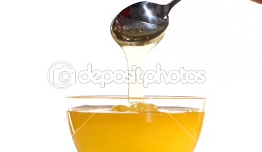 Metal kaşık, beyaz, yavaş hareket kullanarak kase tatlım alarak el