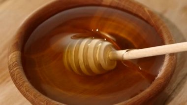 Kaşık bal için ahşap kase, büküm, yavaş hareket kullanarak