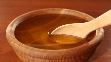 Ahşap kase, ağır çekim kaşık kullanarak alma tatlım