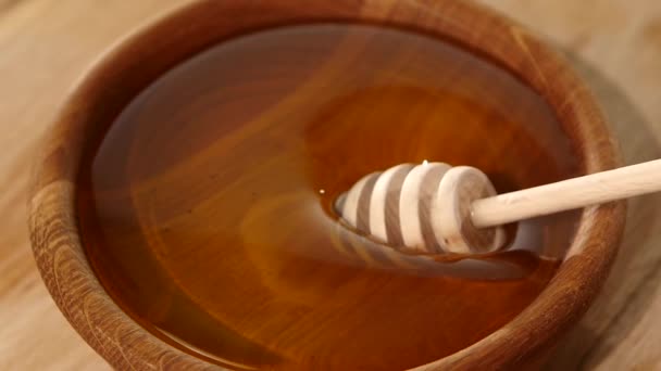 Pomocí lžíce medu v dřevěné misce, zpomalené