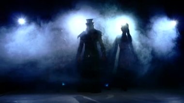 Vücut geliştirmeci ve striptizci: dans, karanlık, ağır çekim