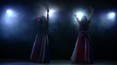iki genç kız striptiz dansçı. Ağır çekim, duman