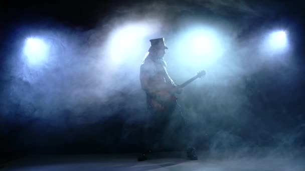 Jeune strip man jouant de la guitare basse. Au ralenti. fumée — Video