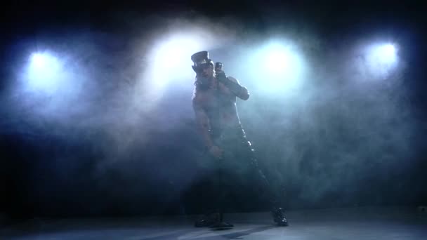 Çıplak rock şarkıcısı şapka şarkı bir mikrofona, ağır çekim, duman — Stok video