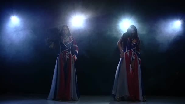 Két fiatal szexi lányok sztriptíz táncos. Lassú mozgás, füst — Stock videók