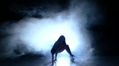 genç seksi striptiz dansçısı. Ağır çekim, duman