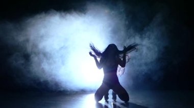 genç kadın kat, dantel yüz, yavaş hareket, duman atma