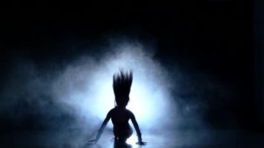 Seksi güzel esmer erotik bir takım, ağır çekim, duman