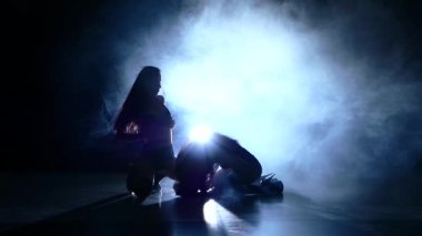 İki genç seksi striptiz dansçısı. Ağır çekim, duman