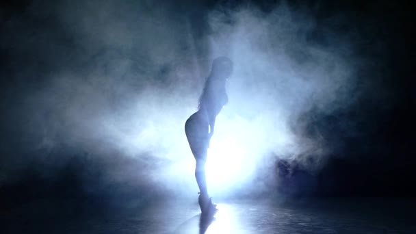 Mooie striptease danser poseren in studio. Slow motion. rook. Zijaanzicht — Stockvideo