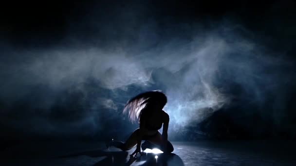 Сексуальна жінка стриптиз танцівниця в еротичній білизні. Повільний рух, дим — стокове відео