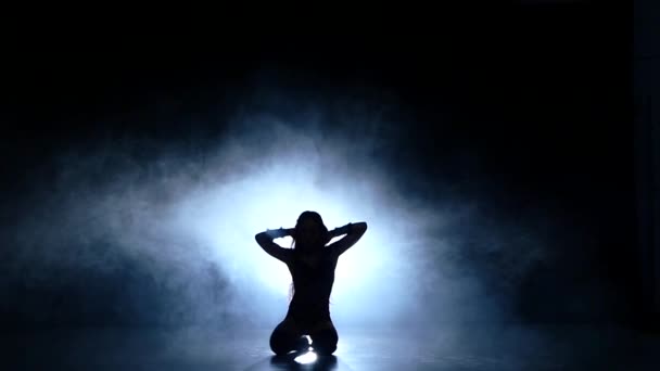 Seksowny brunetka w erotyczny komplet na podłodze, Slow motion, dym — Wideo stockowe