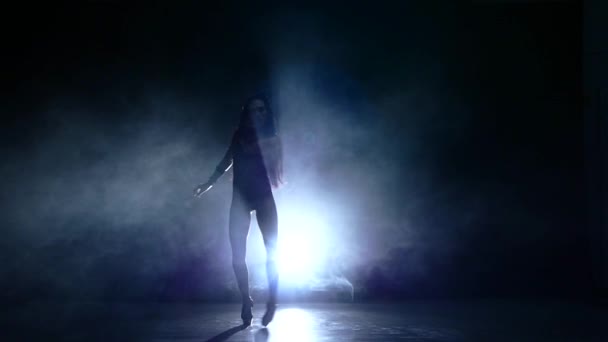 바닥, 슬로우 모션, 연기에 앉아 검은 수영복에 긴 검은 머리와 섹시 한 갈색 머리 소녀 — 비디오