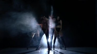 Striptiz dansçısı. seksi güçlü erkek ve kadın. Ağır çekim, duman