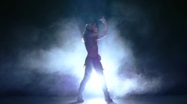 kas adam yakışıklı delikanlı dansçı silüeti. Ağır çekim, duman