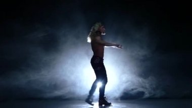 striptizci dansçı yerdeki adamı. Ağır çekim, duman