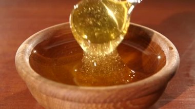 Metal kaşık ahşap kase, ağır çekim tarafından alarak tatlım