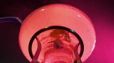 Aydınlatma, yavaş hareket soyut mor nargile masanın üzerinde