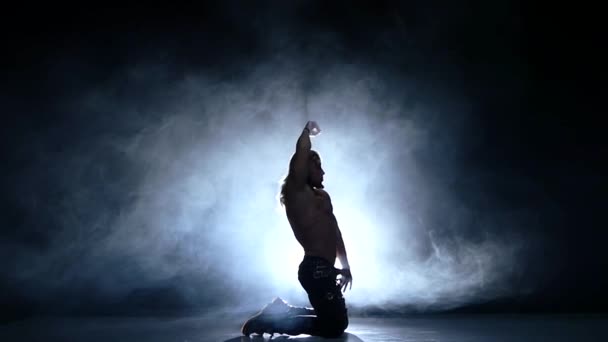 Danseurs de boîte de nuit, jeune homme danseur sur le sol. Mouvement lent, fumée — Video