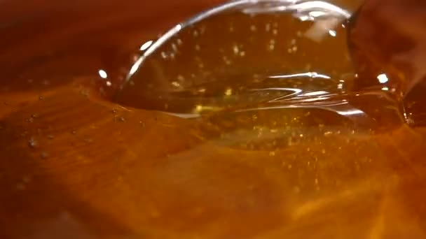 Prendre le miel par cuillère en métal dans un bol en bois, au ralenti, fermer 