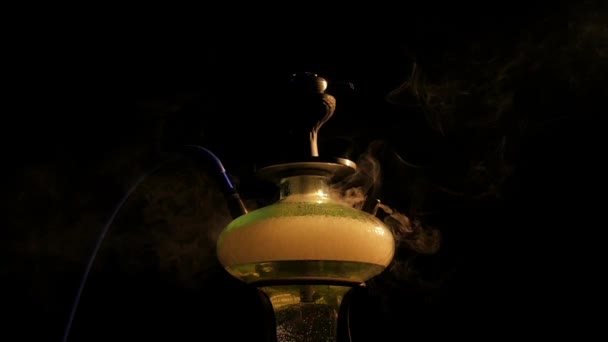 Cachimba amarilla en el salón caffee. cámara lenta — Vídeos de Stock