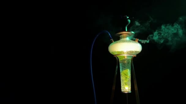 Narghilè giallo colorato con il fumo, da vicino. rallentatore — Video Stock