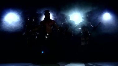 Stripease polis: dört kişi dans, karanlık