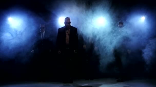 Танцюристи нічного клубу позують в студії, дим — стокове відео
