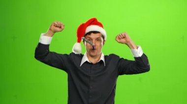 Mutlu yakışıklı acımasız adam Noel şapkalı. yeşil ekran