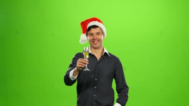 Fröhlich lächelnder Neujahrsmann mit einem Glas Champagner. Green Screen — Stockvideo