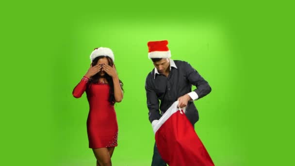 Vackra happy christmas holiday par, presentask närvarande. grön skärm — Stockvideo