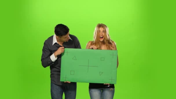 Paar hält ein leeres Schild hoch, grüner Bildschirm — Stockvideo