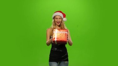hediye ile Noel şapkalı kadın. yeşil ekran. Ağır çekim