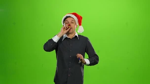 Un uomo brutale col cappello di Natale. schermo verde. Rallentatore — Video Stock