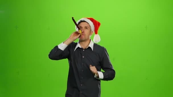 Gelukkig knappe positieve man in KERSTMUTS. groen scherm. Slow motion — Stockvideo