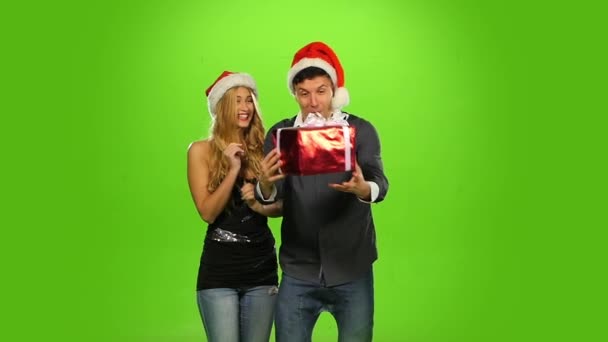 Όμορφη ευτυχισμένο ζευγάρι διακοπές Χριστουγέννων, αγάπη και χαμογελαστά, πράσινη οθόνη, αργή κίνηση — Αρχείο Βίντεο
