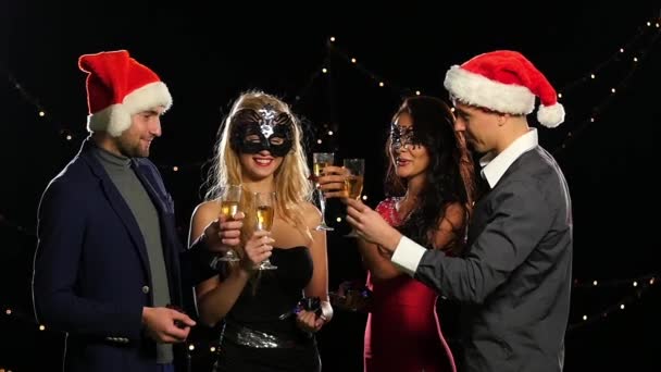Collègues intelligents avec des flûtes de champagne vous souhaitant Joyeux Noël. Au ralenti. Gros plan — Video