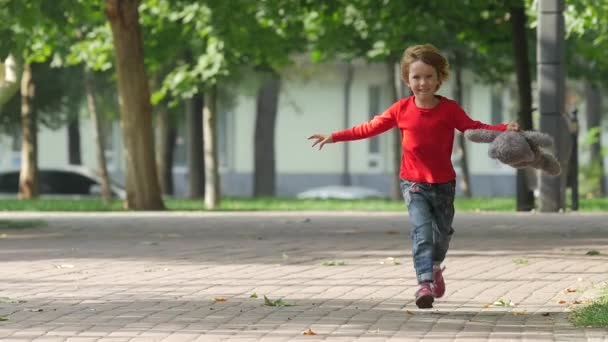 Söt liten flicka utanför i naturen på en sommardag. Slow motion — Stockvideo