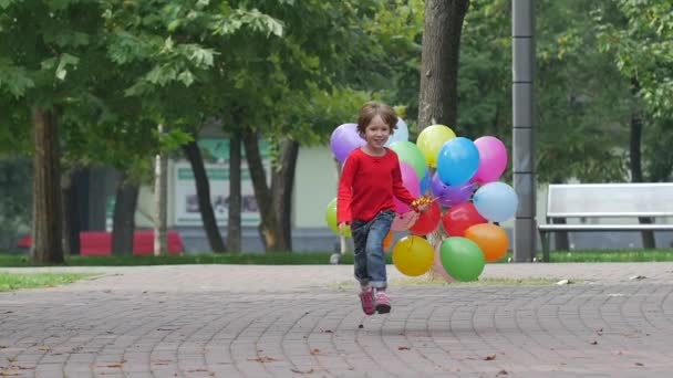 Emotioneel meisje loopt met veelkleurige ballonnen, Slow Motion — Stockvideo