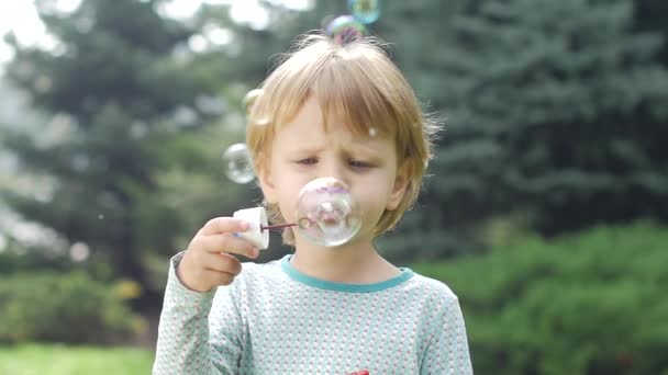 Mooi klein meisje met zeepbellen. Slow Motion. Close-up — Stockvideo