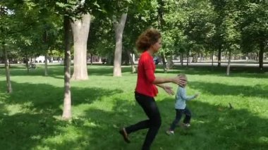 güzel Anne ve bebek dışında oynuyor. Yavaş çekim