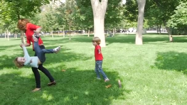 Boldog család: anya játszó kis lánya. Nyári park. Lassú mozgás — Stock videók